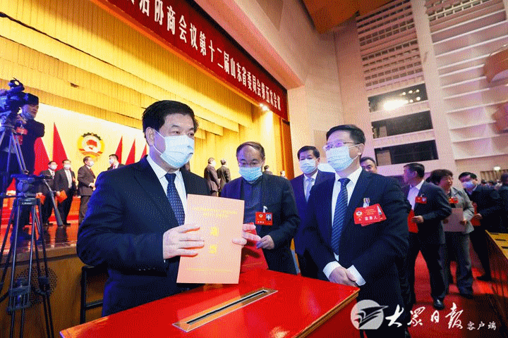 省政协十二届五次会议胜利闭幕