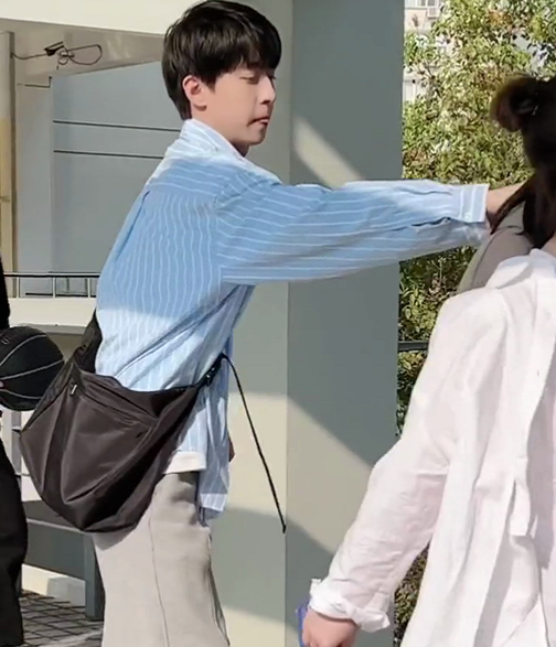 一男大学生给女生塞糖，却被同学视为恶作剧，网友：他长得像邓伦