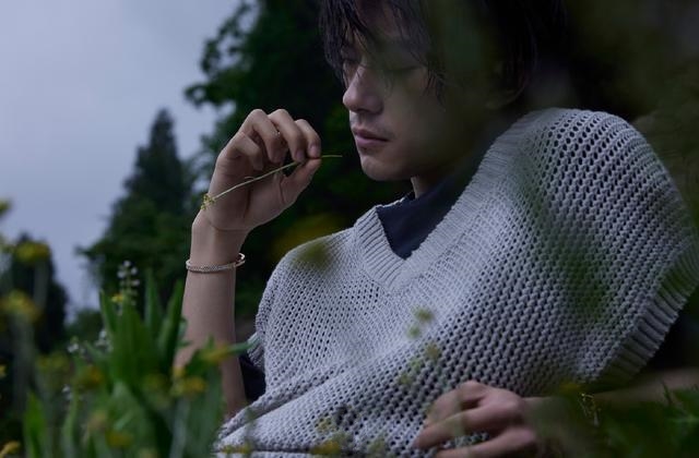 易烊千玺6月杂志封面出炉，大走颓败风，网友担心他会成为王传君