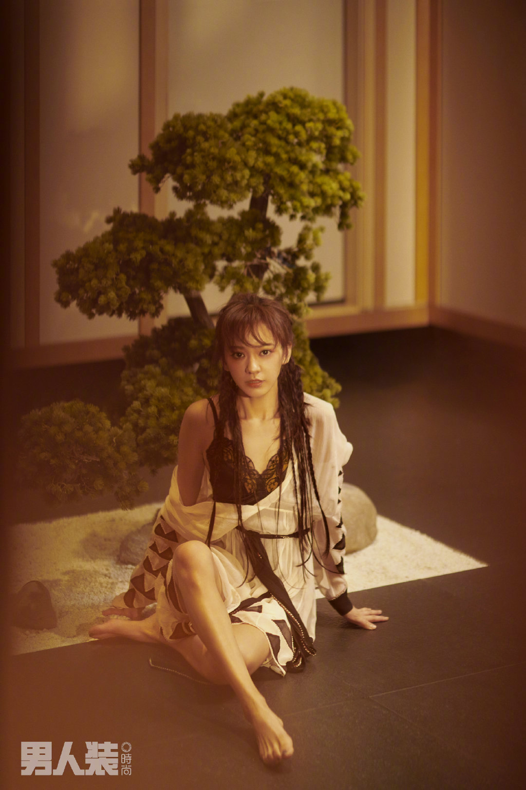陈意涵2021年4月登上《男人装》,在中式园林中演绎了一组充满情调的**