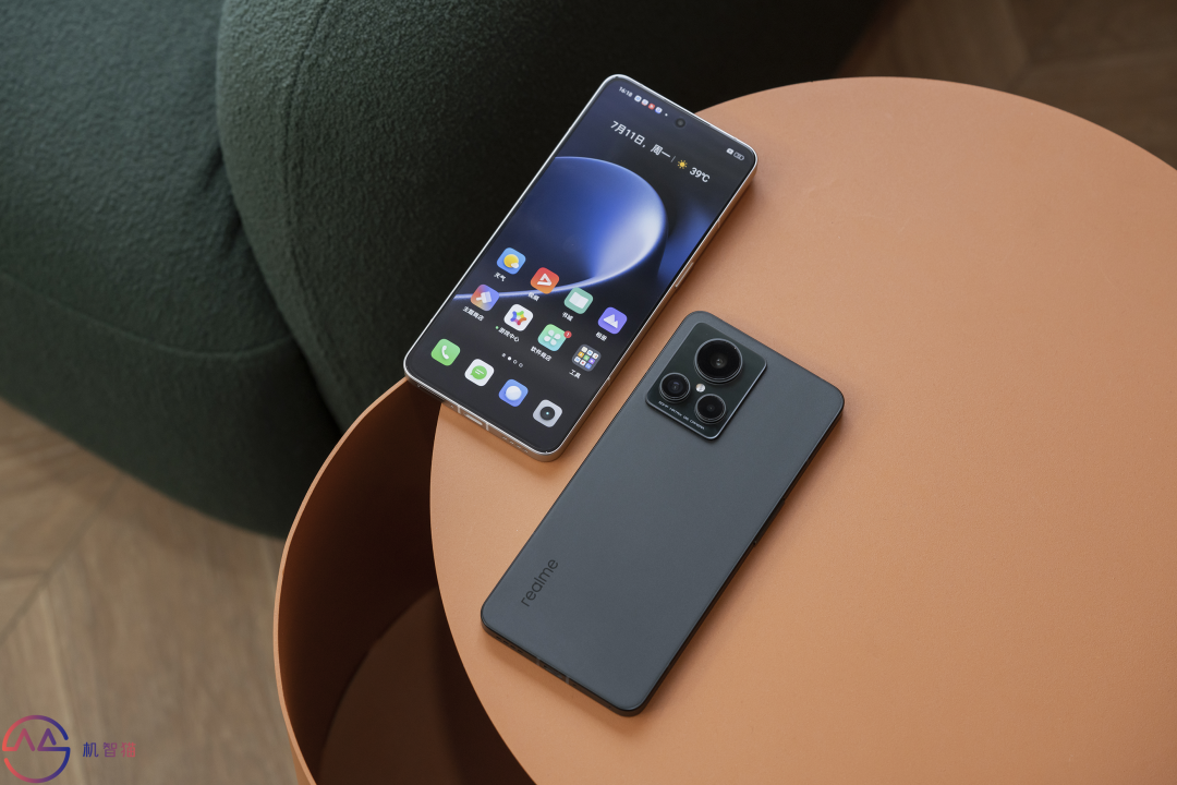 真我GT2大师探索版：谁说好看的皮囊千篇一律？