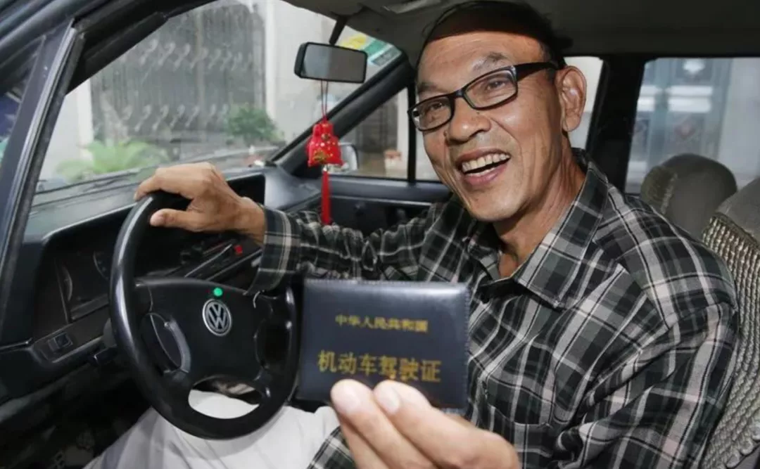 60岁以下、70岁以上的老年人考啥电动车驾照?费用多少?一看便知