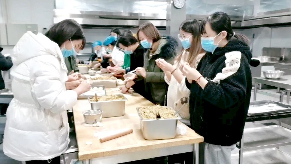 10000+饺子滚滚而来——闻励师生包饺子，话饺子，团团围坐吃饺子