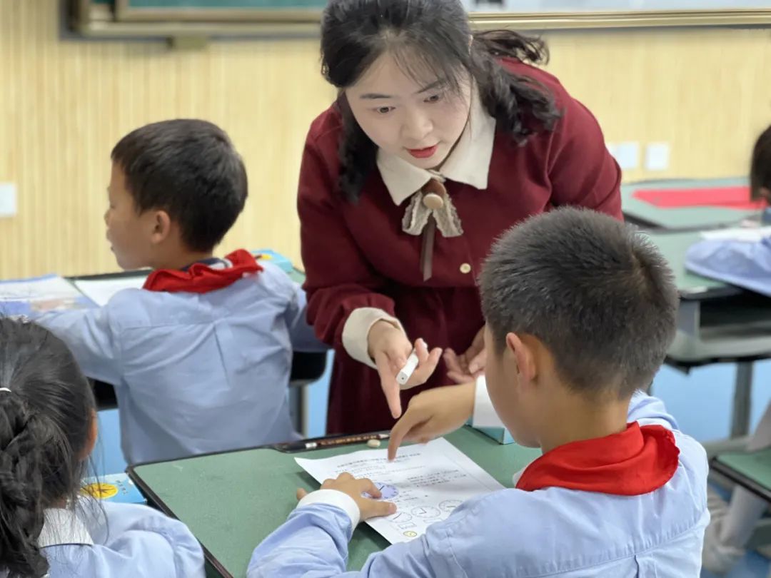 冯之刚名师工作室齐聚双流区实验小学外国语学校开展送教研讨活动