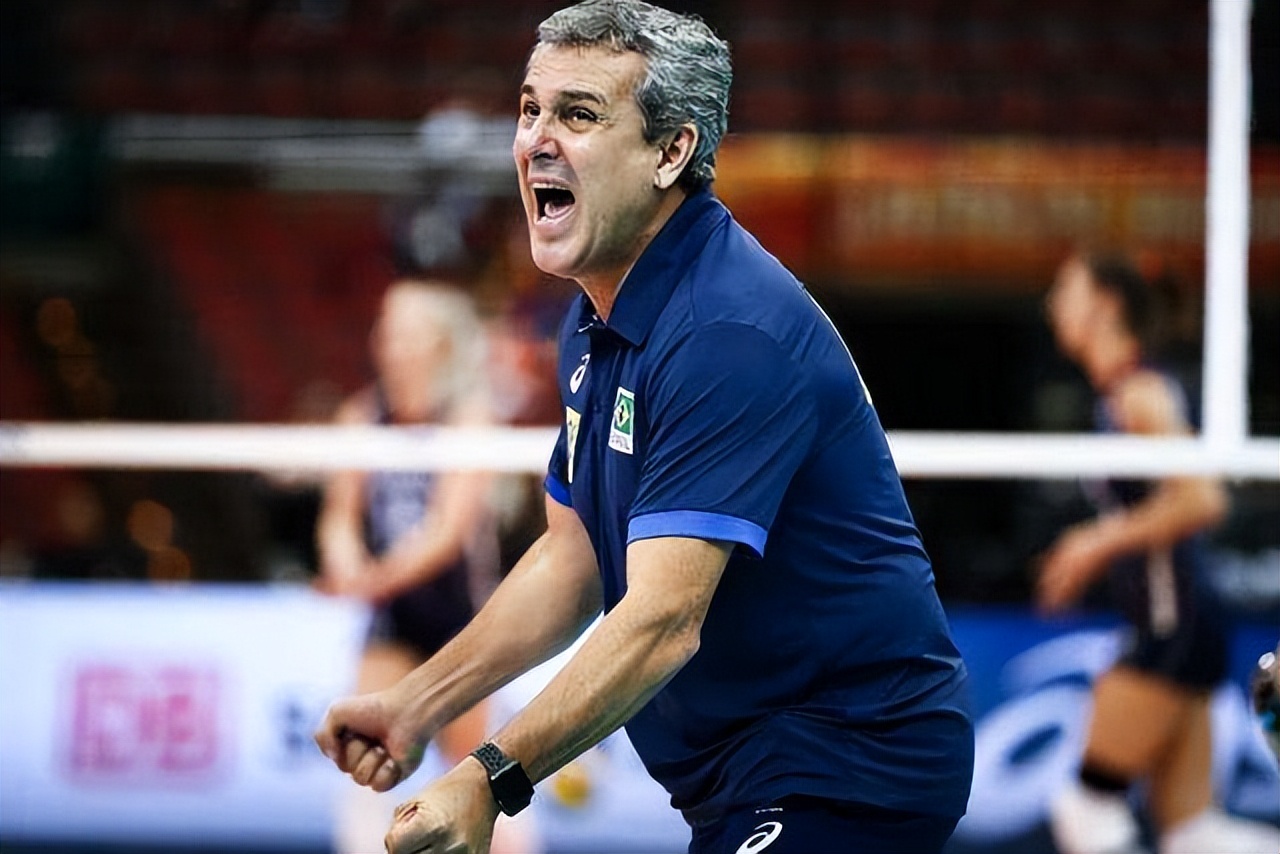 教练,亲手缔造了球队北京和伦敦两个奥运会冠军,女排也成为巴西体育