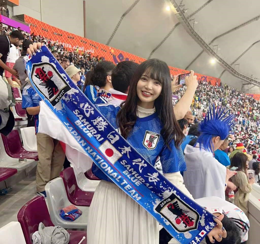 世界杯日本为什么下跪（日本球迷向主教练道歉！甚至有全家下跪拍照，给森保一说对不起）