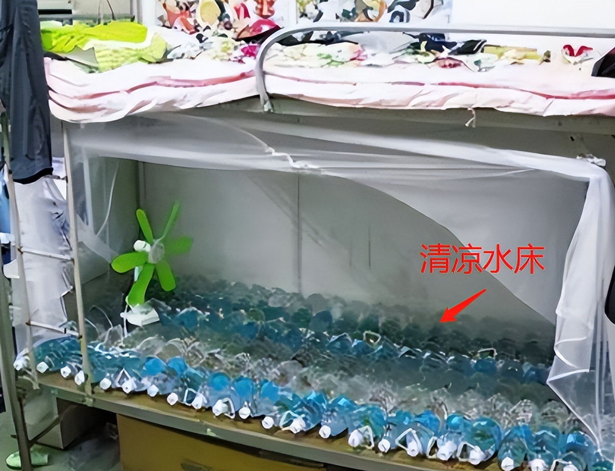 大学老师查寝就像开盲盒，违禁品层出不穷，男生寝室还有“水床”