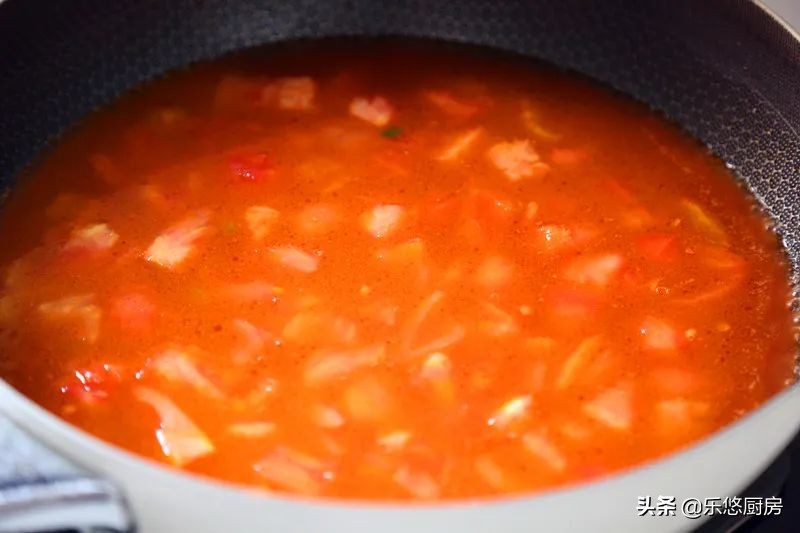 酸汤小酥肉，热热乎乎煮一锅，酸爽开胃，拌米饭能吃两碗