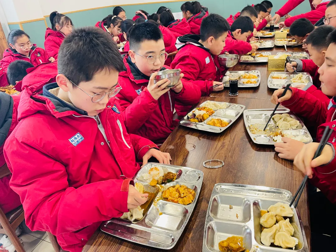 10000+饺子滚滚而来——闻励师生包饺子，话饺子，团团围坐吃饺子