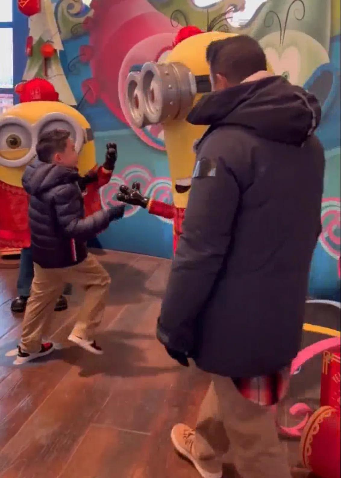 陈小春应采儿带大儿子出游，一家三口全程超欢乐，Jasper长高不少