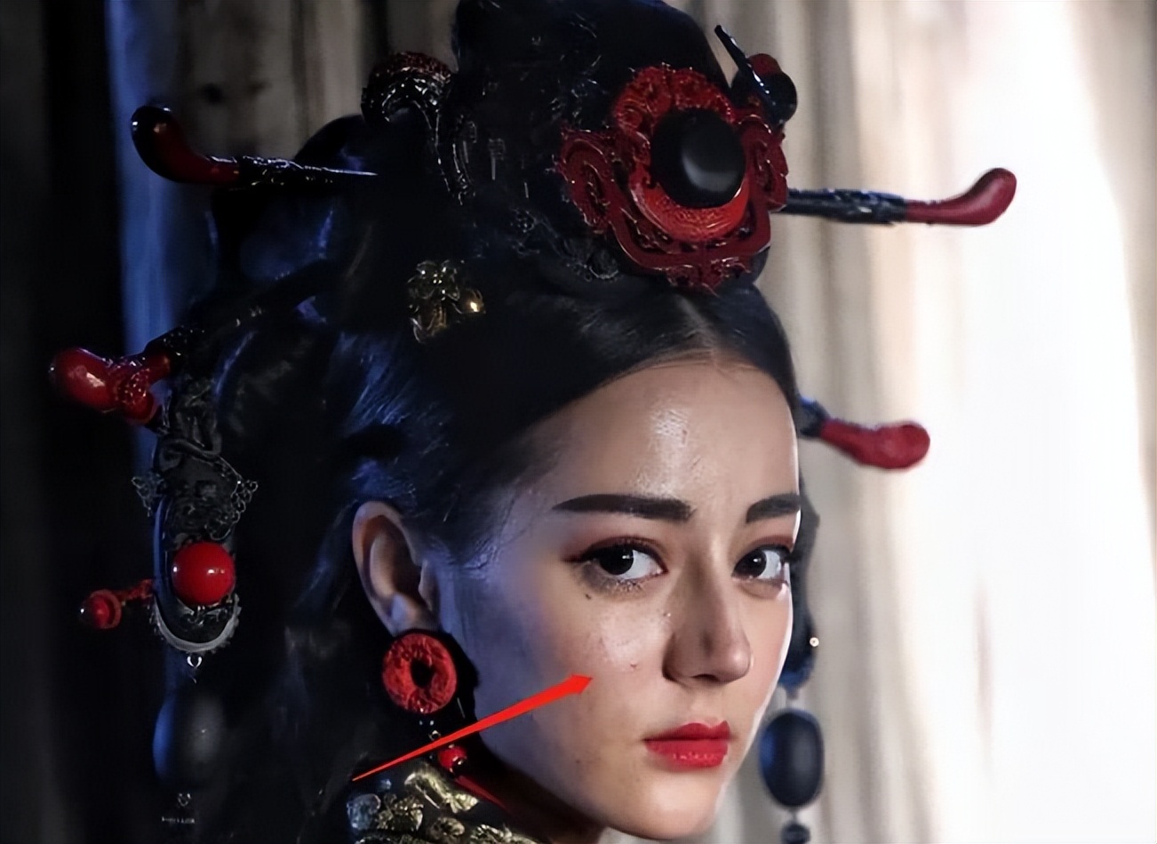 痘痘脸、赘肉、五五分！生图里的女星，让我看见了人间真实