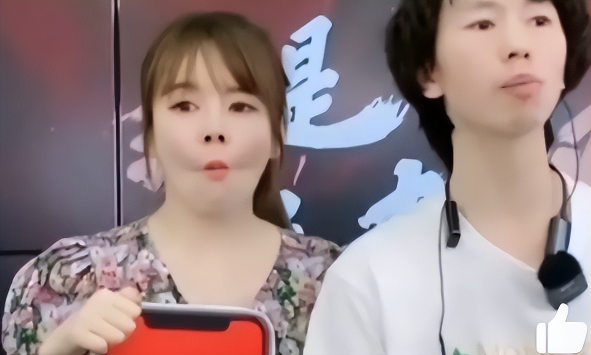 憋笑女助理要出道了？网友希望她不要抛弃庞麦郎，毕竟他只有她了