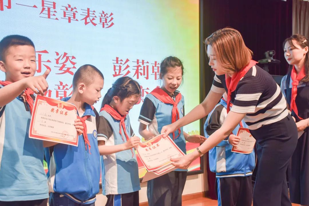 双流特教校举行以“小蜗牛心向党 红领巾齐飞扬”为主题的入队活动
