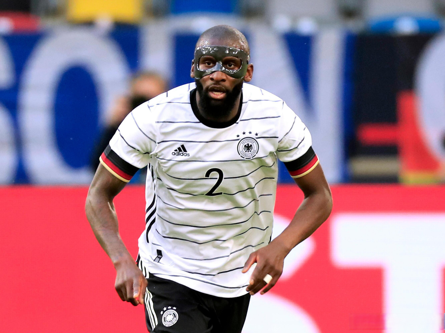 中卫搭档的配置应该是较为固定的,今夏刚刚从切尔西转会皇马的吕迪格