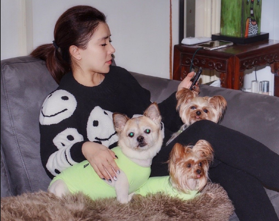 知名演员李佳璇：导演丈夫去世8年，与狗为伴，她的痴情让人泪目
