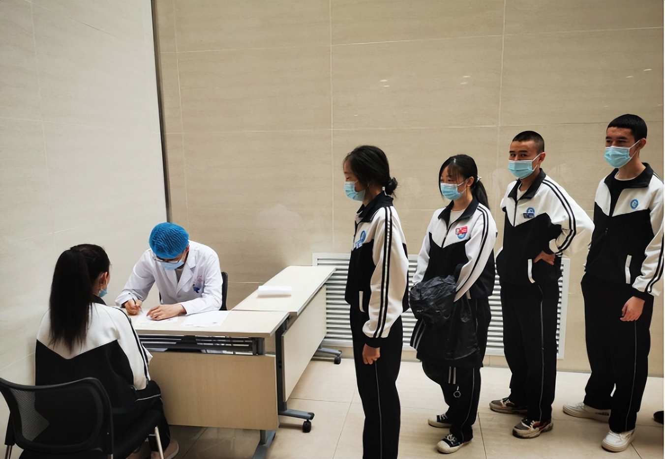 2022考生要注意，高校录取会看高考体检结果，近视影响专业的报考