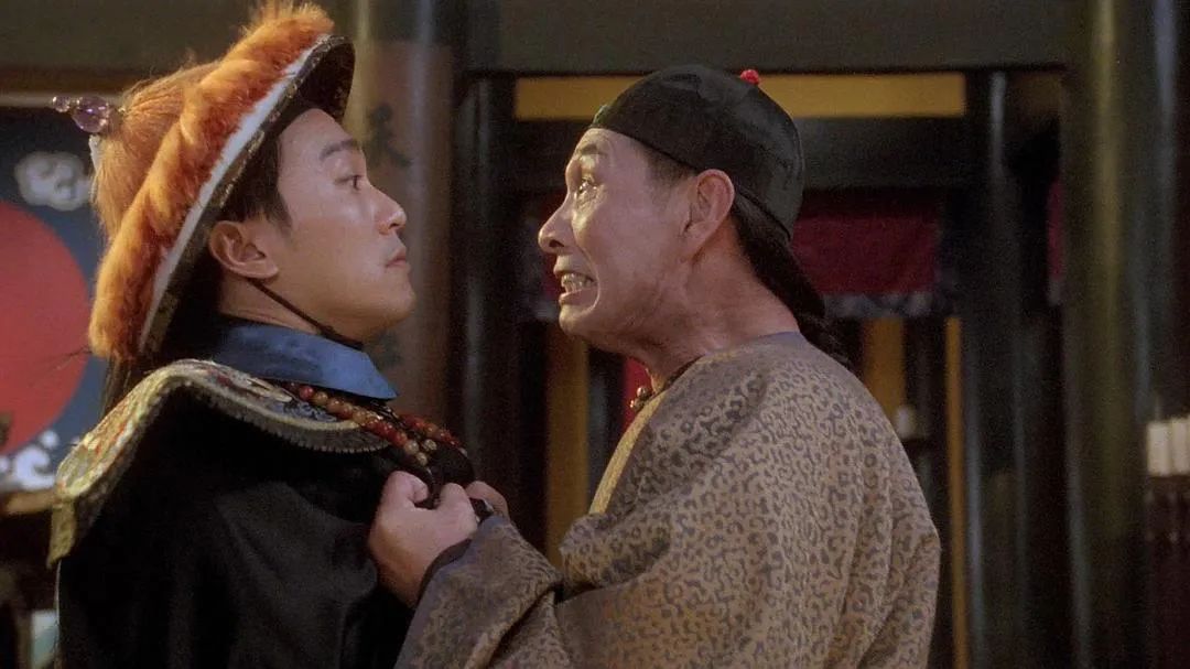 当然还有他在《九品芝麻官》中饰演阴柔到骨子里的常威干爷爷,大太监