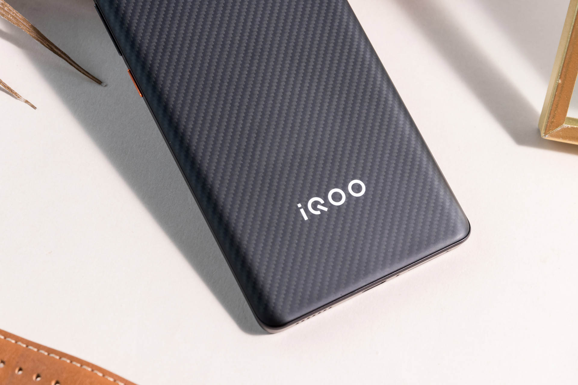 展现“军工级”强硬防护属性，iQOO 9 Pro赛道版质感十足