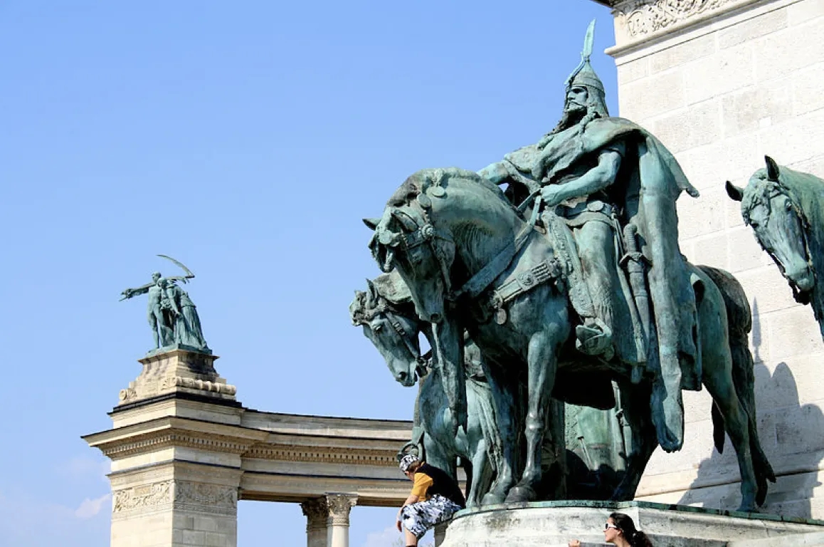 南斯拉夫分成几个国家(斯洛文尼亚,从日耳曼和斯拉夫人"历史夹缝"中走