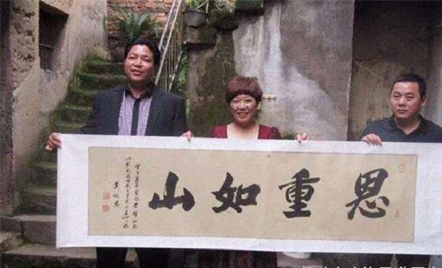 重庆小伙被迫乞讨，好心姐姐出手相救，20年后，小伙出100万报恩