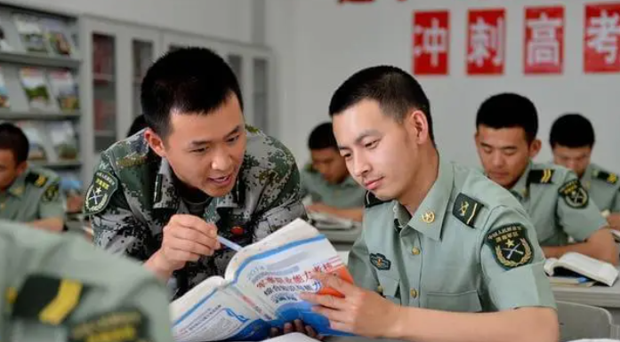 有军旅梦的大学生注意了，直系亲属没有污点，政审也会受影响