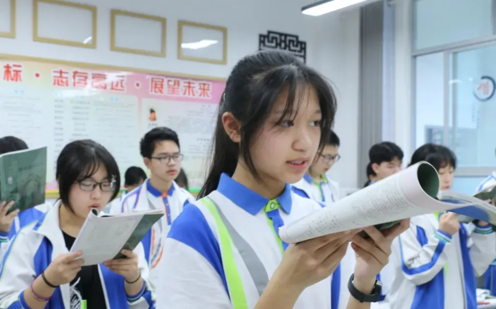 小学阶段共有多少节课(推迟中小学生早上到校时间，多地已明确落实，家长却招架不住了)