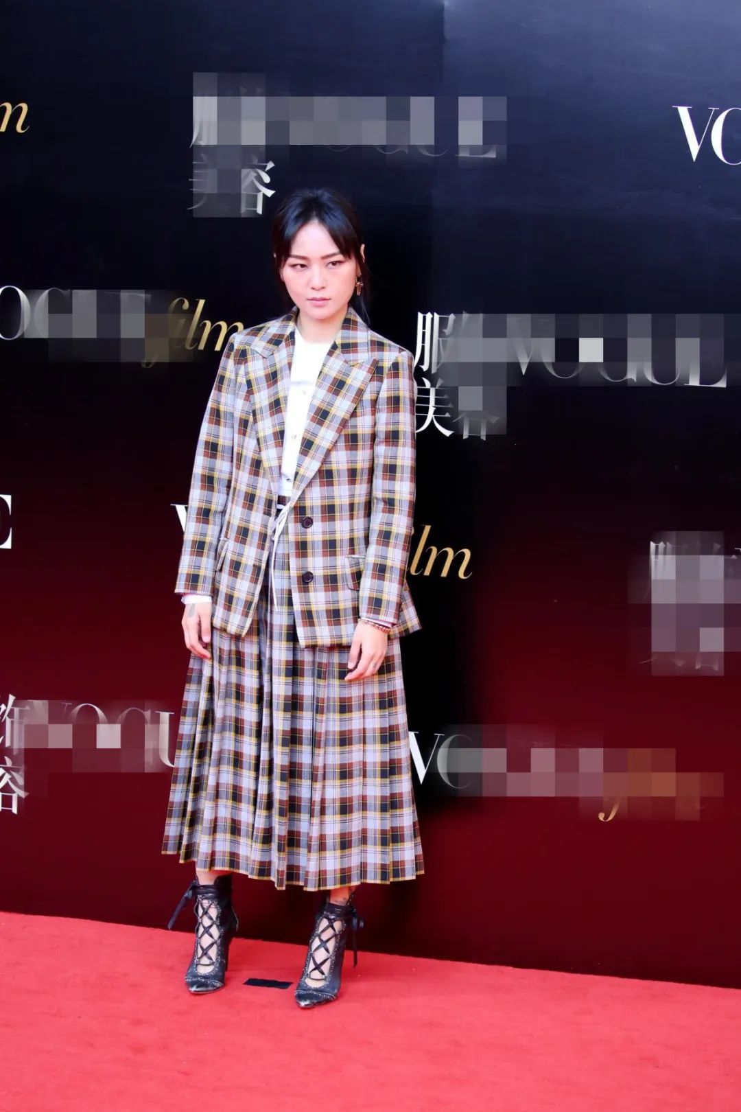 看完前面几位的,突然感觉周笔畅这双有点"小清新"了,很有欧洲中世纪