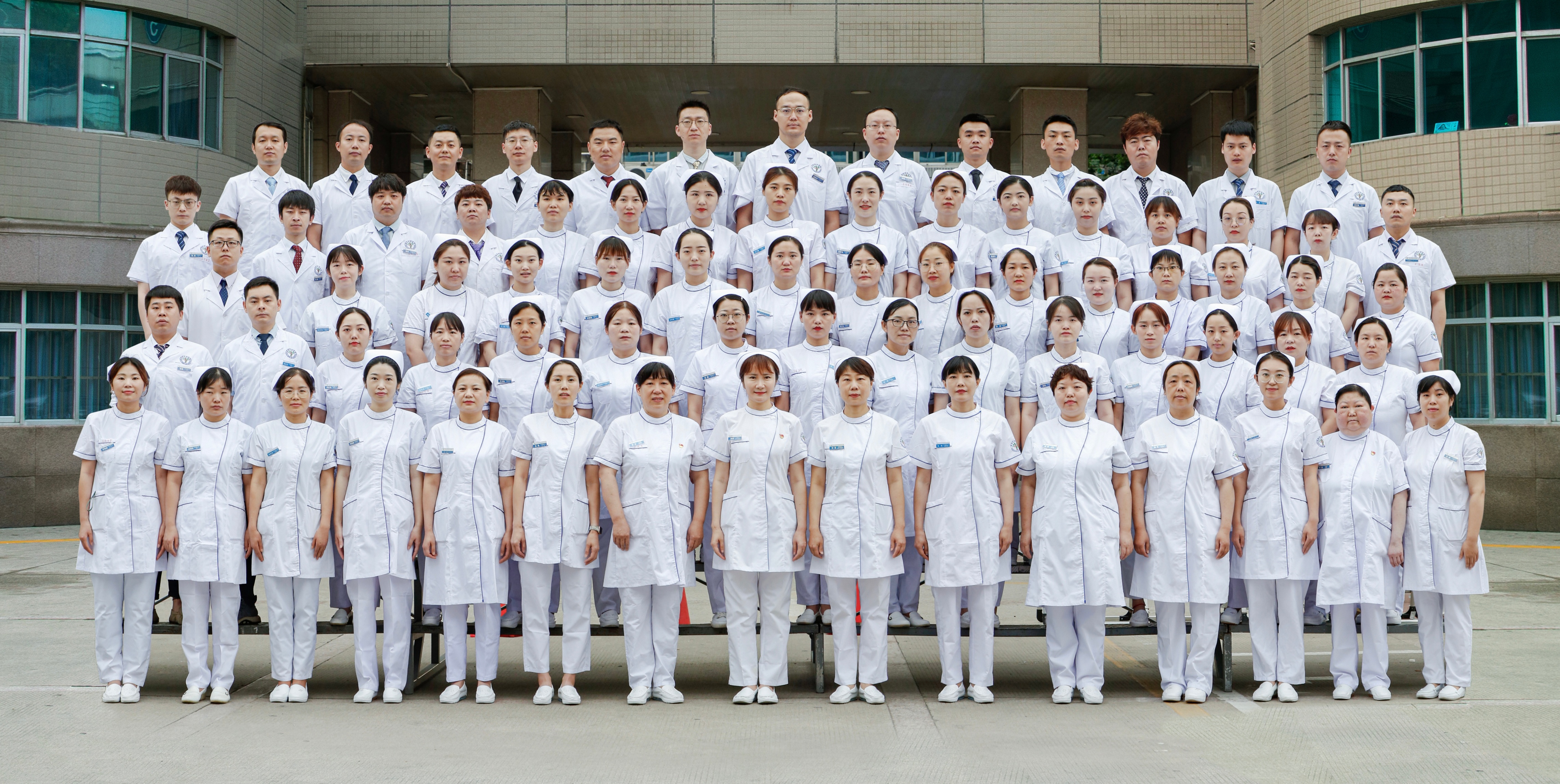 追光逐梦 执甲逆行丨西安市红会医院举行庆祝5·12护士节表彰仪式