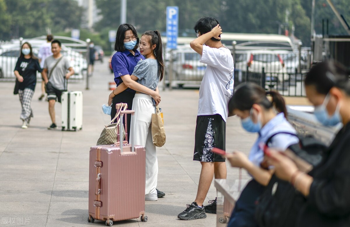 大学生将迎来“超长假期”？个别高校已发通知，学生喜忧参半