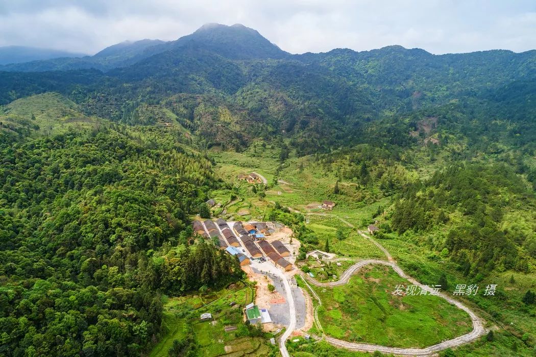 大坳村位于广东第一峰(1902米),第二峰(1888米)和黄泥峡顶(1654米)