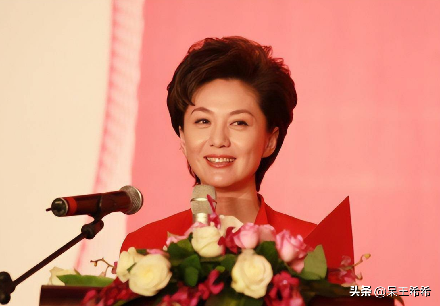 央视《新闻联播》主播海霞完成转型,成功升任管理层