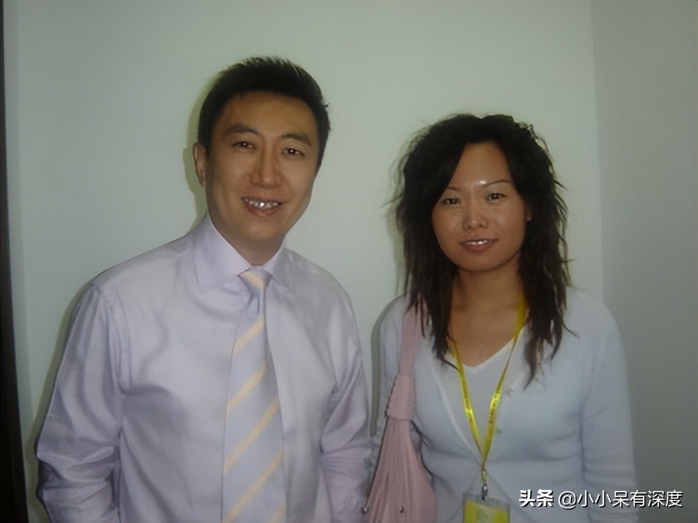 央视主持人陈伟鸿他今年55岁了老婆大人长相优雅端庄十分贤惠