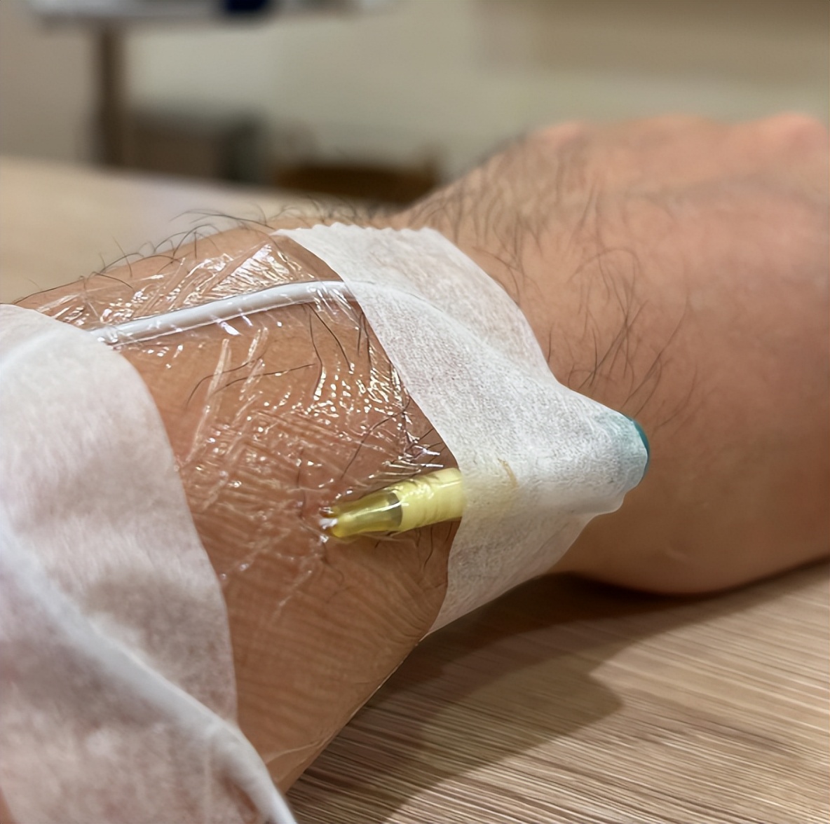 周杰伦突晒输液照，自疑心脏出问题在线求助，昆凌发文报平安