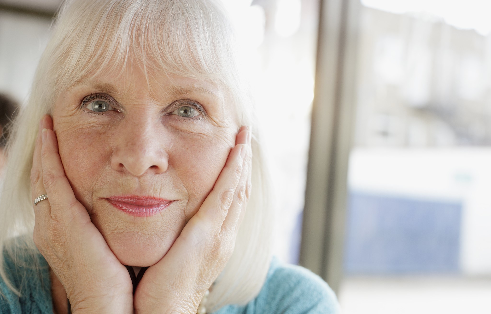 3个优雅时尚的美丽女人,坦然露出头上的白发,用自信征服世人