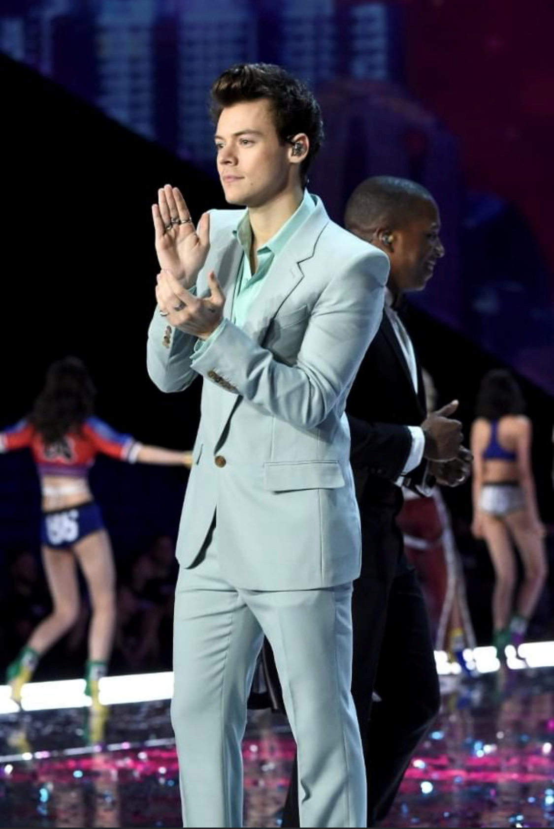 1D哈利苏格兰举办个人演唱会，3楼歌迷意外坠落并受重伤