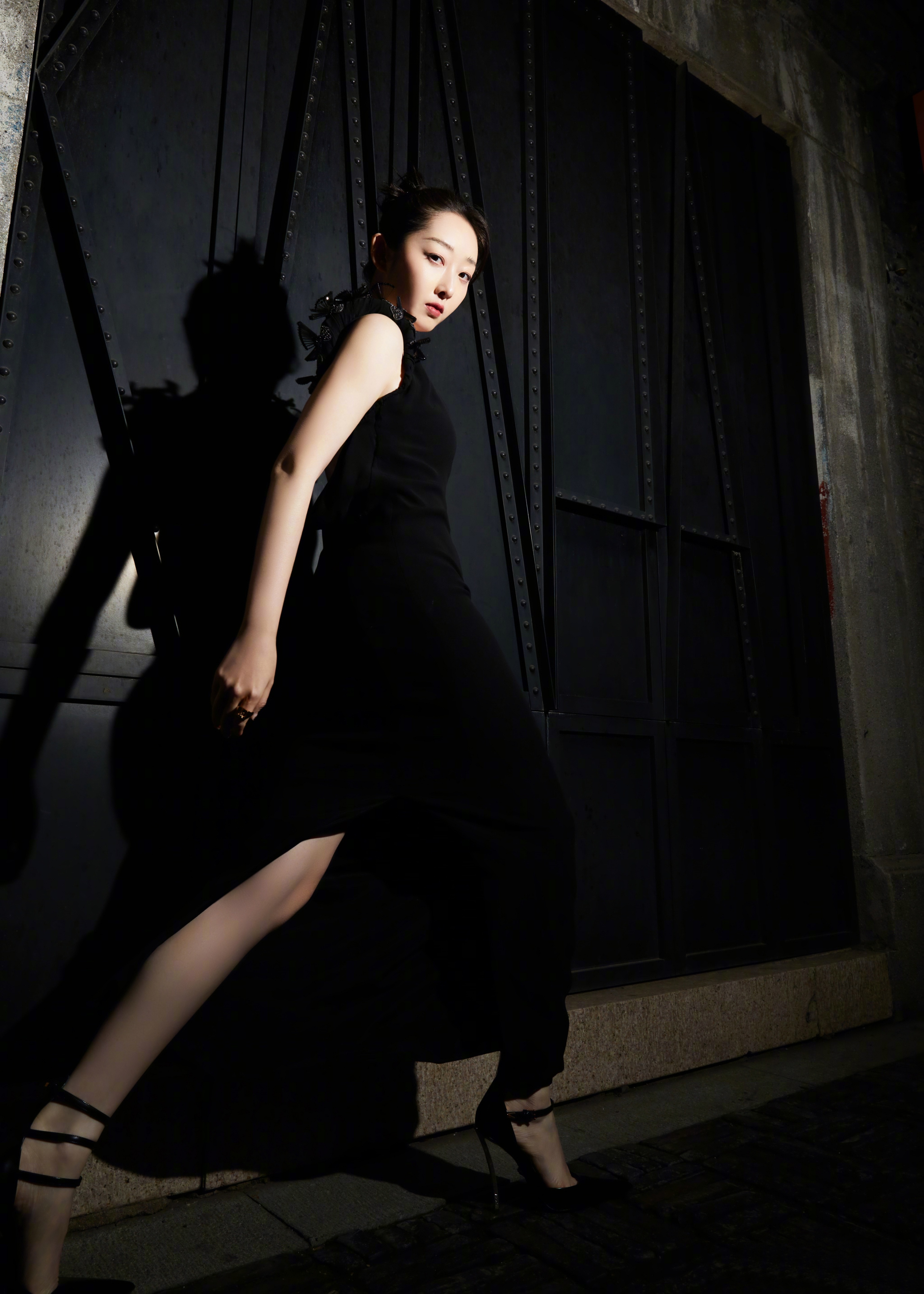 女星蒋梦婕晒低胸露背裙写真,黑装素裹,妖娆而又撩人