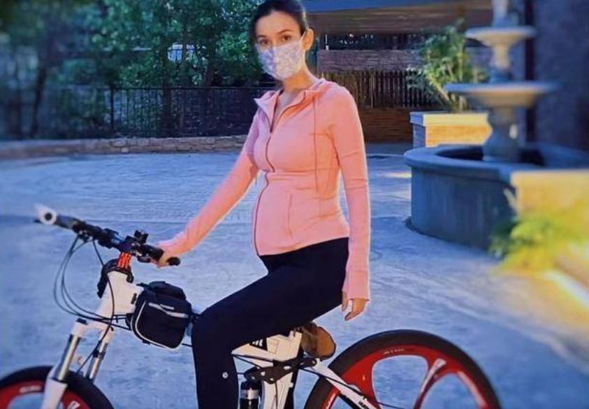 卢靖姗坐韩庚大腿庆生，孕7月状态极佳，“运动型孕妈”不一般