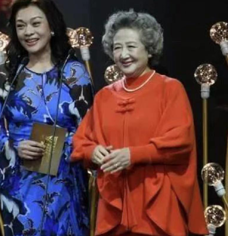 论真正拥有“微笑眼”的奶奶只服这6位，有人83岁还在演戏的路上