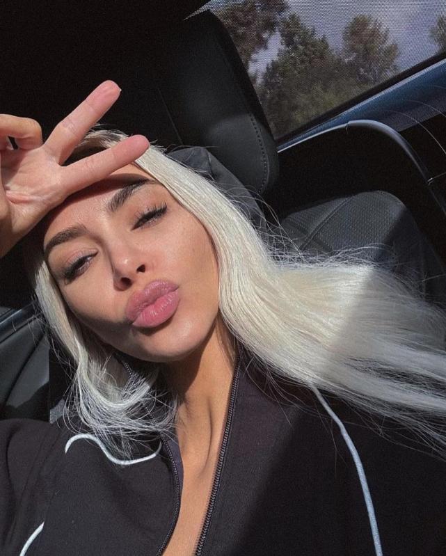 俄罗斯卡戴珊ins图片（42岁金·卡戴珊穿清凉装大秀标志性美背，却被粉丝抨击“太俗气”）-华海博客