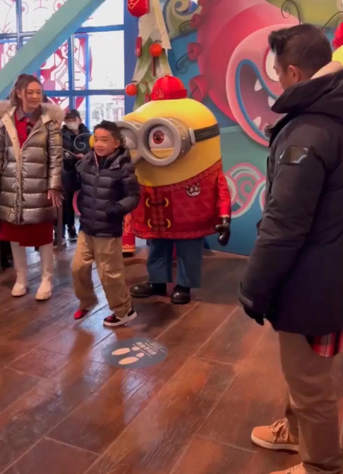 陈小春应采儿带大儿子出游，一家三口全程超欢乐，Jasper长高不少