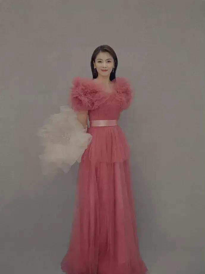 刘涛的少女心，粉色纱质长裙，优雅美丽，摇曳多姿