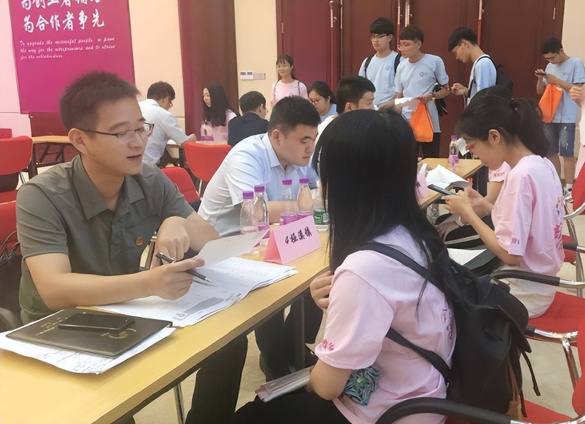 女大学生自嘲“招裁猫”附体，毕业2年被裁3次，想想便眼圈泛红