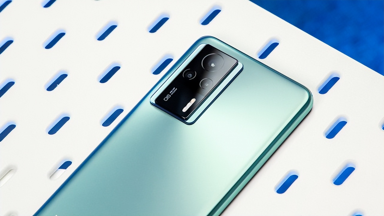 redmi k60e采用了后置三摄组合,其中主摄镜头采用索尼imx582传感器