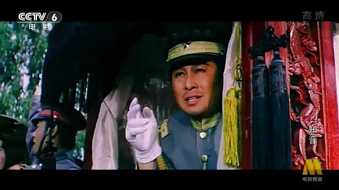 还有一点就是剧中饰演蔡锷将军的王心刚,年龄确实比张喻大很多,虽然