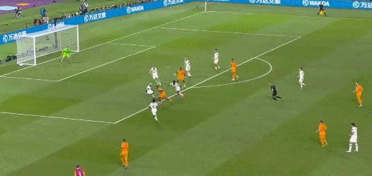 世界杯-荷兰3-1美国进八强 邓弗里斯造三球 德佩布林德破门