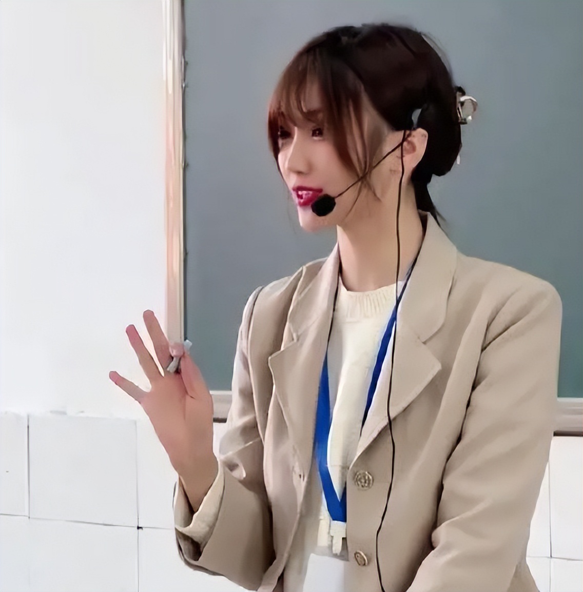 上海一高校女教师火了，五官精致着装时尚，男生女生抢着上课