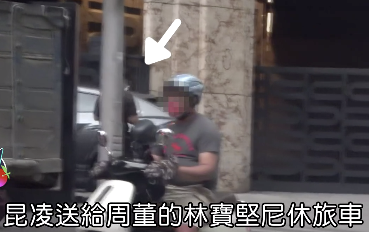 周杰伦疑为三胎再购上亿豪宅，儿子现身小区，被赞眼睛超大像昆凌