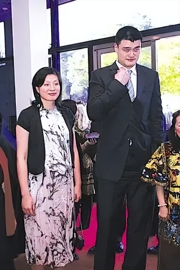 姚明夫妇一同出行，叶莉穿裙显老还驼背，好在老公不嫌弃满眼疼爱