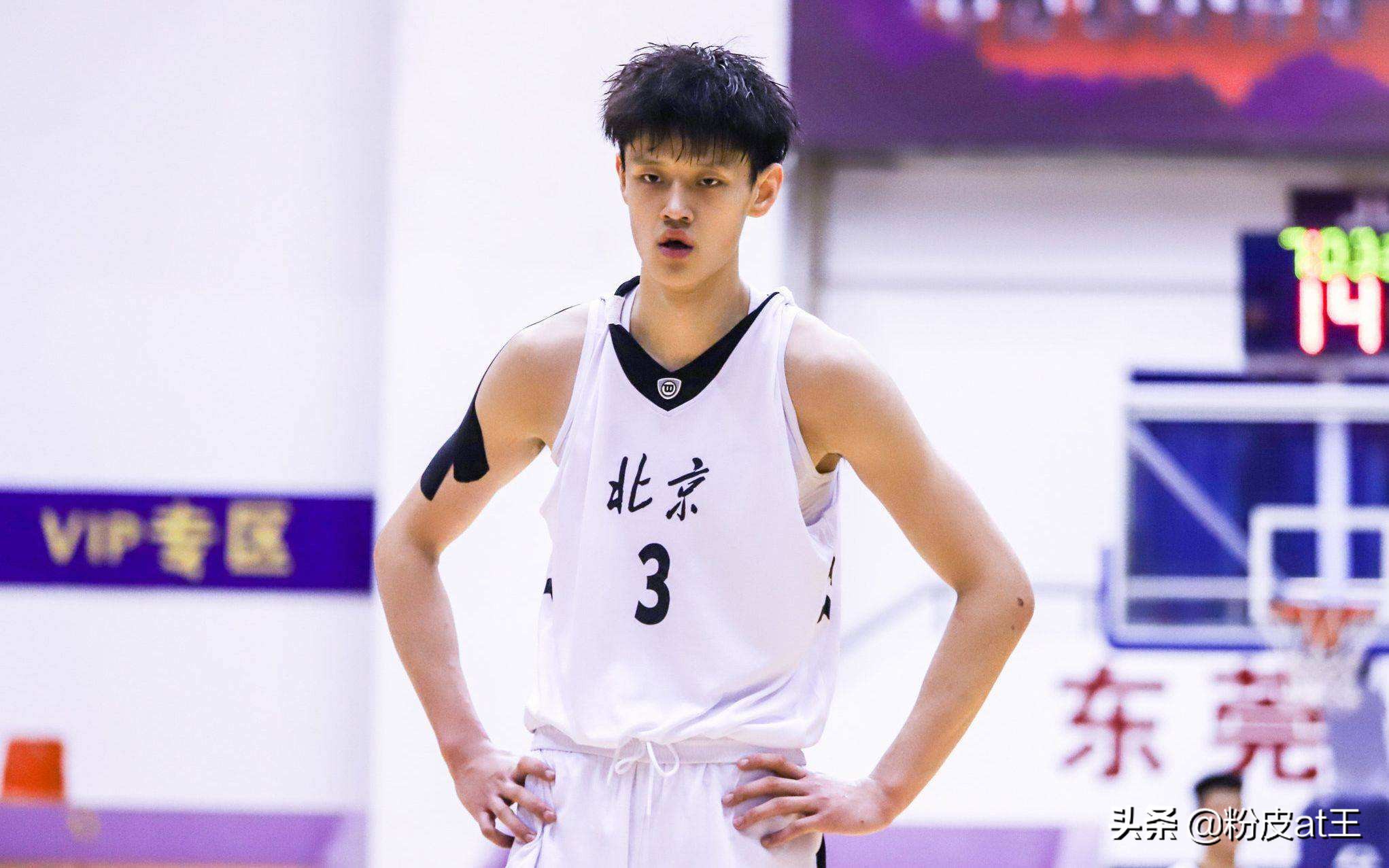 北京首钢队为什么能打nba(19岁场均3.8分，曾凡博为何着急参加NBA选秀？要从他与首钢队说起)