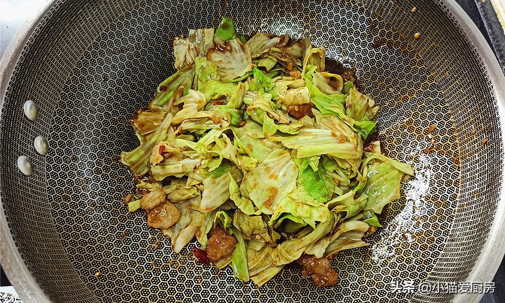 图片[10]-手撕包菜的另一种口味 酱香浓郁 口感脆爽 特别下饭好吃-起舞食谱网